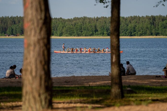 Пляж на берегу Большого Стропского озера в Даугавпилсе. Фото: visitdaugavpils.lv