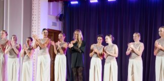 «Дети, которые очень много забирают, но и очень много отдают». Елена Орбидане, основательница Efera Dance studio Елена Орбидане и её коллектив Efera Dance studio после премьеры спектакля "Поверь в себя". Даугавпилс, культурное просторанство V13, 16 октября 2025 года. Фото: Андрей Емельянов