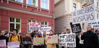 Протест против возможного выхода Латвии из Стамбульской конвенции у здания Сейма в Риге. Фото: Зане Битере / LETA