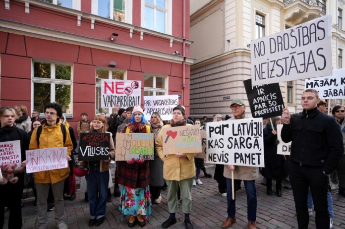 Протест против возможного выхода Латвии из Стамбульской конвенции у здания Сейма в Риге. Фото: Зане Битере / LETA