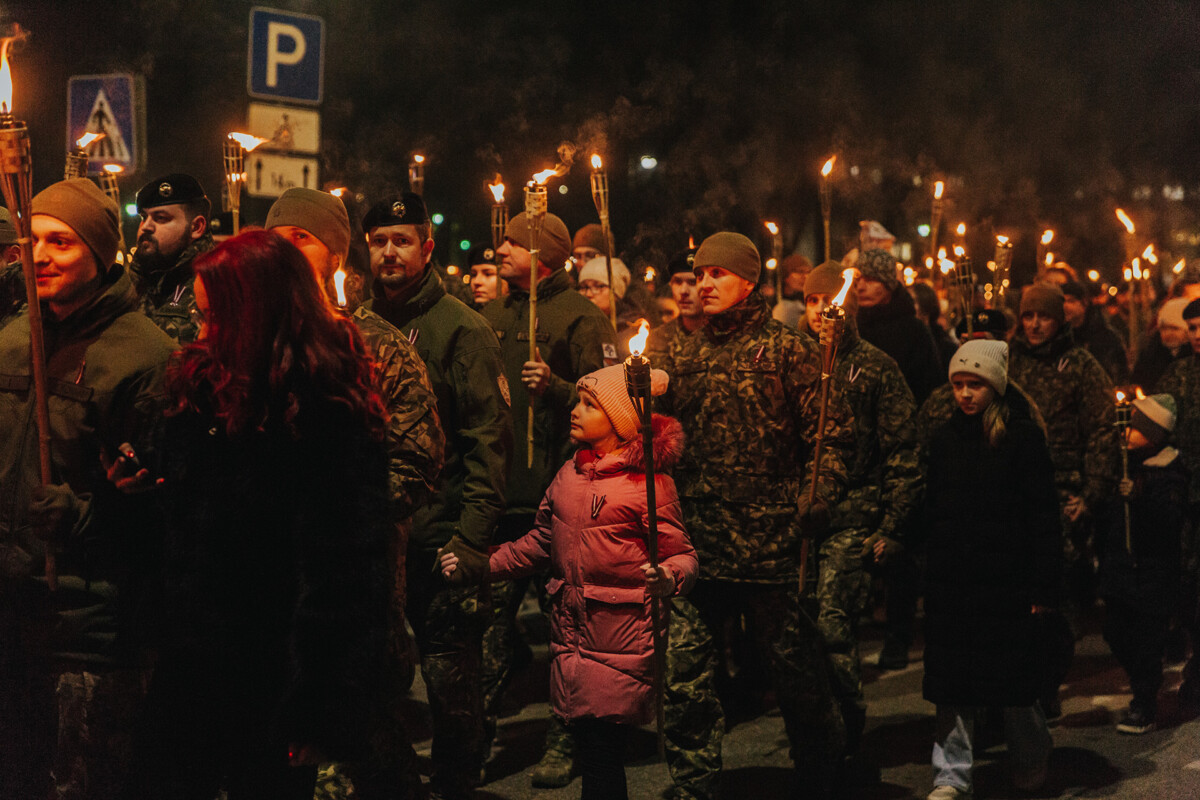 Факельное шествие в Даугавпилсе. 11 ноября 2025 года. Фото: Ивар Утинанс