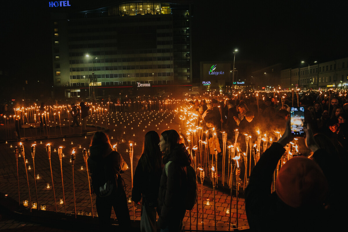 Факельное шествие в Даугавпилсе. 11 ноября 2025 года. Фото: Ивар Утинанс