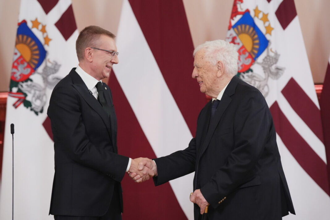 Президент Латвии Эдгар Ринкевич Президент Латвии Эдгар Ринкевич и маэстро Раймондс Паулс на церемонии вручения государственной награды — Ордена Трёх звёзд. 18 ноября 2025 года (Рига, Рижский замок). Фото: Ilmārs Znotiņš / Valsts prezidenta kanceleja