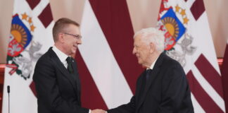 Президент Латвии Эдгар Ринкевич и маэстро Раймондс Паулс на церемонии вручения государственной награды — Ордена Трёх звёзд. 18 ноября 2025 года (Рига, Рижский замок). Фото: Ilmārs Znotiņš / Valsts prezidenta kanceleja