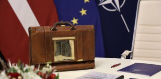 Портфель с законопроектом государственного бюджета Латвии на 2026 год, который, помимо прочего, принесёт множество налоговых изменений. Фото: Finanšu ministrija / flickr