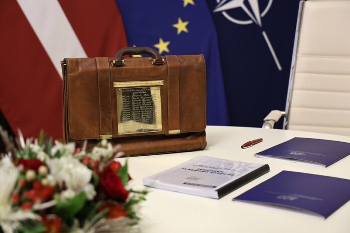 Портфель с законопроектом государственного бюджета Латвии на 2026 год, который, помимо прочего, принесёт множество налоговых изменений. Фото: Finanšu ministrija / flickr Портфель с законопроектом государственного бюджета Латвии на 2026 год, который, помимо прочего, принесёт множество налоговых изменений. Фото: Finanšu ministrija / flickr