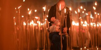 Участники факельного шествия в Даугавпилсе в честь Дня Лачплесиса - Дня памяти борцов за независимость Латвии. 11 ноября 2025 года. Фото: Анна Луизе Рускуле