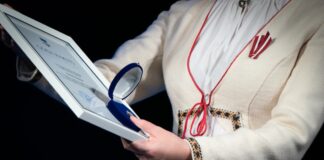 Почётная грамота и награда «Премии года» от Даугавпилсского самоуправления. Фото: daugavpils.lv