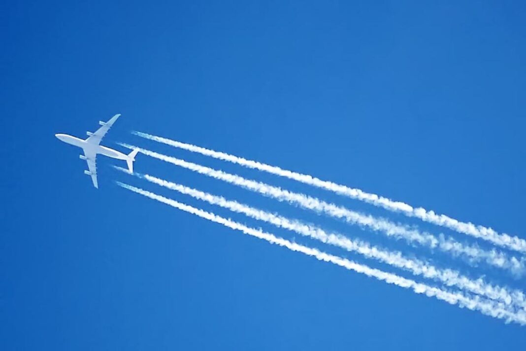Конденсационный след от самолёта Airbus A340. Фото: Adrian Pingstone / en.wikipedia.org