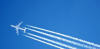 Конденсационный след от самолёта Airbus A340. Фото: Adrian Pingstone / en.wikipedia.org