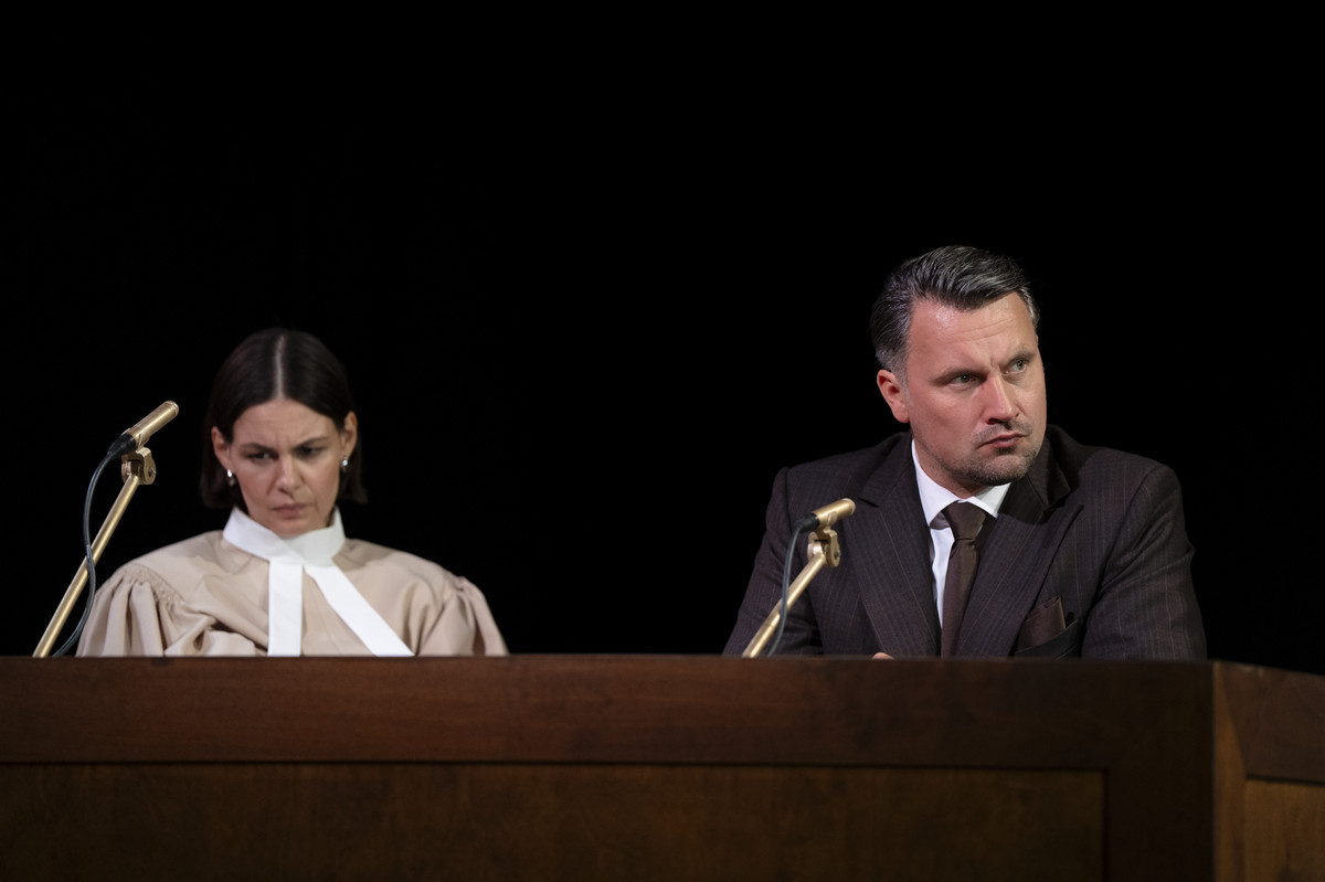 Сцена из спектакля Театра Дайлес «Он сказал, она сказала». Фото: Марко Расс