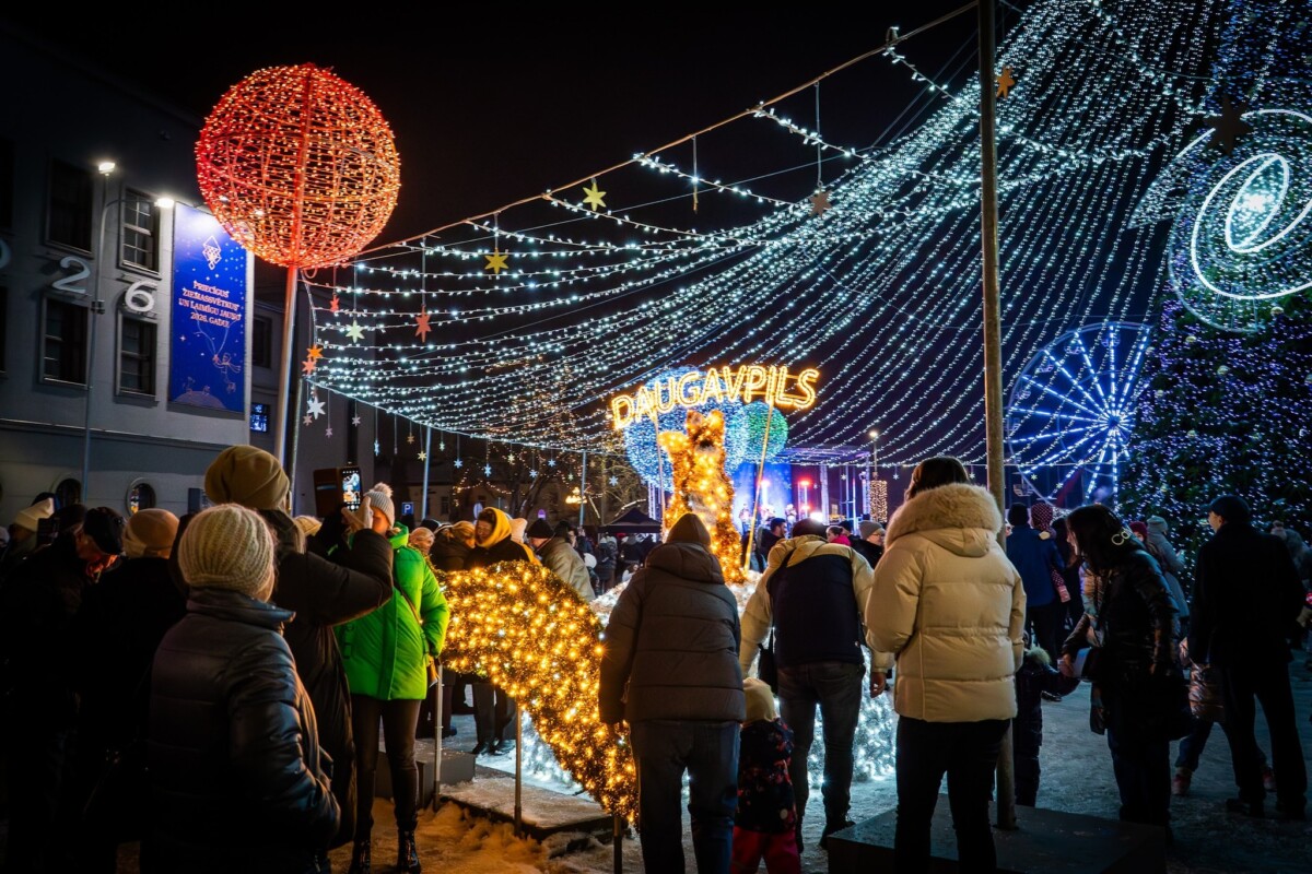 Главная ёлка на площади Единства в Дауагвпилсе. 30 ноября 2025 года. Фото: daugavpils.lv