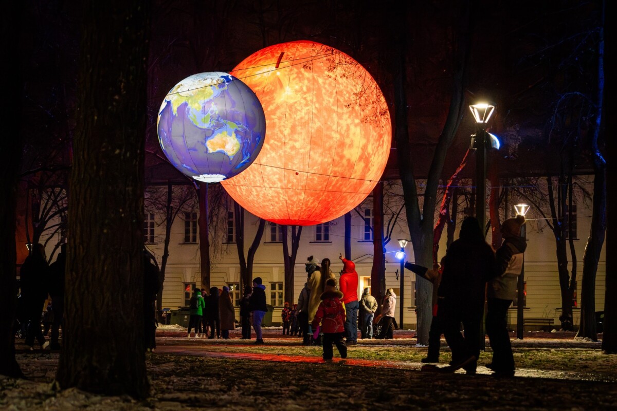 Сквер Андрея Пумпура, украшенный планетами. 30 ноября 2025 года. Фото: daugavpils.lv