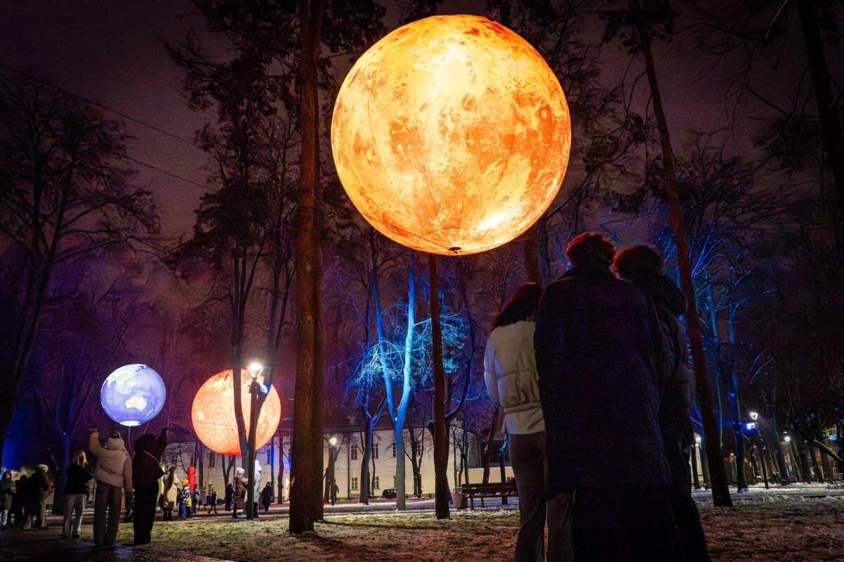 Сквер Андрея Пумпура, украшенный планетами. 30 ноября 2025 года. Фото: daugavpils.lv