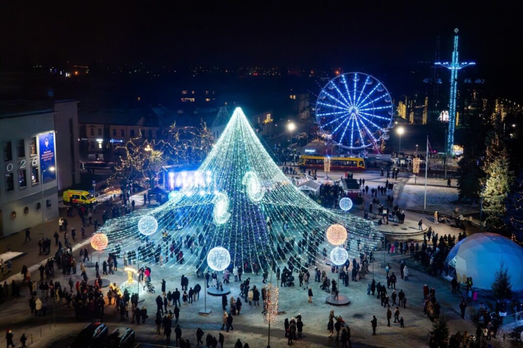Главная ёлка на площади Единства в Дауагвпилсе. 30 ноября 2025 года. Фото: daugavpils.lv
