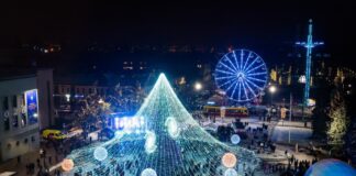 Главная ёлка на площади Единства в Дауагвпилсе. 30 ноября 2025 года. Фото: daugavpils.lv