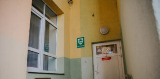 Убежище в здании Центра Райниса, на улице Комунала, 2. Тут могут разместиться до 550 человек. Даугавпилс, октябрь 2025 года. Фото: Ирина Маскаленко