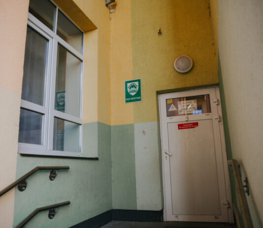 Убежище в здании Центра Райниса, на улице Комунала, 2. Тут могут разместиться до 550 человек. Даугавпилс, октябрь 2025 года. Фото: Ирина Маскаленко