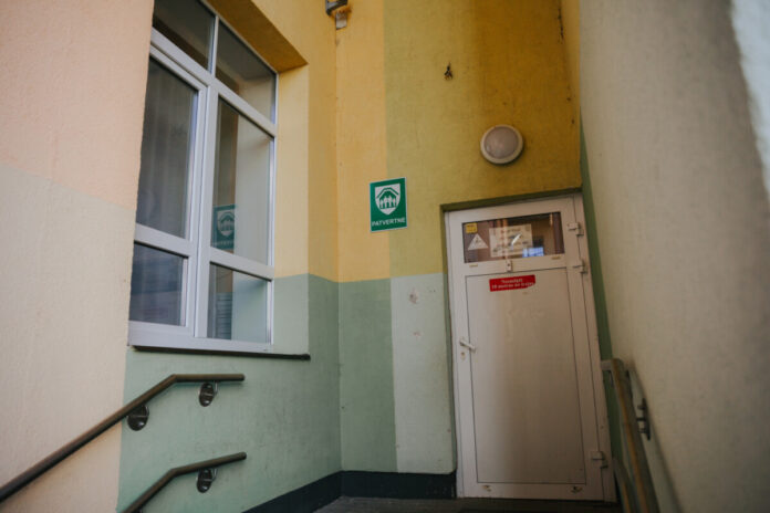 Убежище в здании Центра Райниса, на улице Комунала, 2. Тут могут разместиться до 550 человек. Даугавпилс, октябрь 2025 года. Фото: Ирина Маскаленко