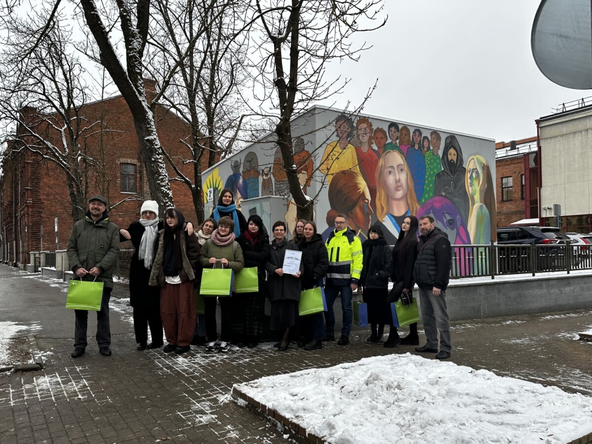Участники проекта по созданию мурала «Групповой портрет нового поколения». Даугавпилс, улица Саулес, 3А. 25 ноября 2025 года. Фото: Анастасия Шубина