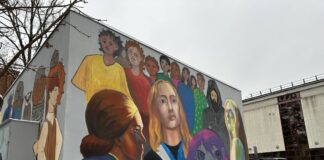 Мурал «Групповой портрет нового поколения», созданный учениками и преподавателями Даугавпилсской средней школы дизайна и искусства «Саулес» на трансформаторе. Даугавпилс, улица Саулес, 3А. 25 ноября 2025 года. Фото: Анастасия Шубина