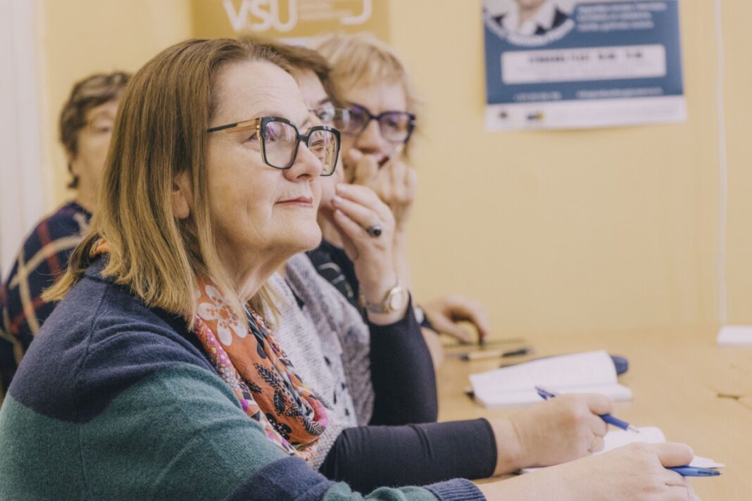 Студенты Университета сениоров Видусдаугавас на занятии по созданию собственной общественной организации. Екабпилс, 4 ноября 2025 года. Фото: Евгений Ратков