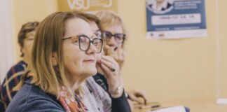Студенты Университета сениоров Видусдаугавас на занятии по созданию собственной общественной организации. Екабпилс, 4 ноября 2025 года. Фото: Евгений Ратков