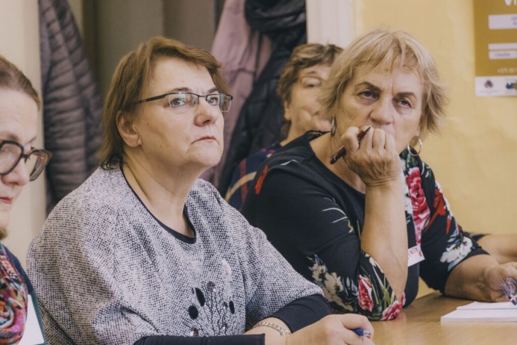 Студенты Университета сениоров Видусдаугавас на занятии Татьяны Азаматовой по созданию собственной общественной организации. Екабпилс, 4 ноября 2025 года. Фото: Евгений Ратков