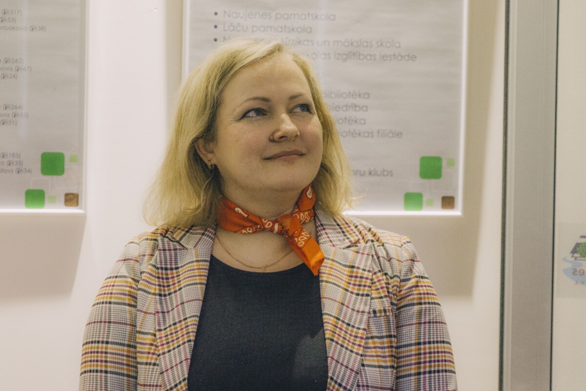 Елена Пожарская на презентации своей первой книги детских сказок "Волшебная книга". Аугшдаугавский край, Науенская библиотека, 8 ноября 2025 года. Фото: Евгений Ратков