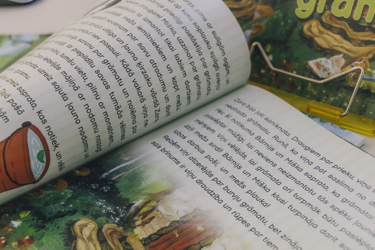Книга сказок Елены Пожарской (творческий псевдоним Елена Алёшина) "Волшебная книга". Иллюстрации - тоже авторские работы Елены. Фото: Евгений Ратков