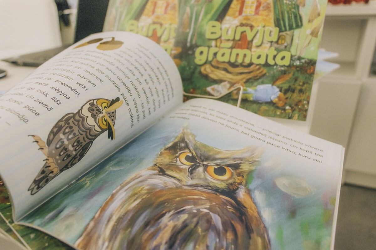 Книга сказок Елены Пожарской (творческий псевдоним Елена Алёшина) "Волшебная книга". Иллюстрации - тоже авторские работы Елены. Фото: Евгений Ратков