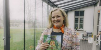Елена Пожарская (творческий псевдоним Елена Алёшина) со своей первой книжкой детских сказок "Волшебная книга". Науенская библиотека, 8 ноября 2025 года. Фото: Евгений Ратков