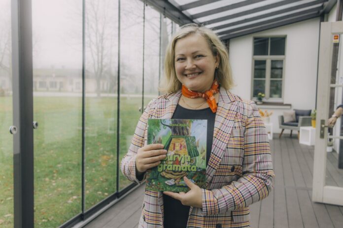 IMG_8138 Елена Пожарская (творческий псевдоним Елена Алёшина) со своей первой книжкой детских сказок "Волшебная книга". Науенская библиотека, 8 ноября 2025 года. Фото: Евгений Ратков