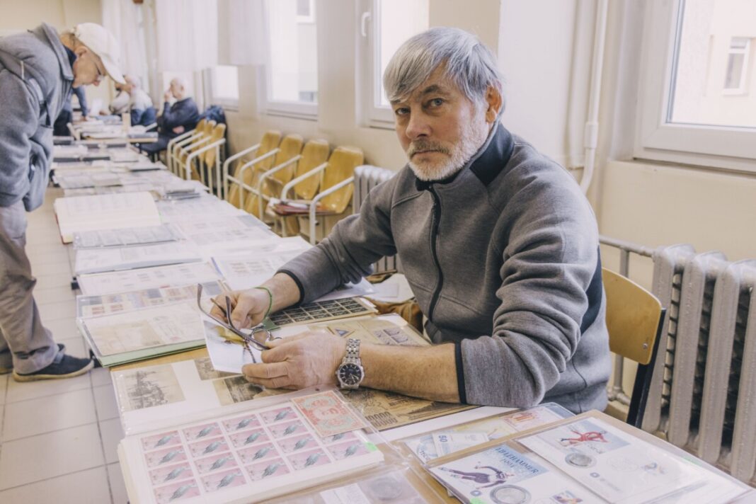 Виргиниюс увлекается коллекционированием марок с детства. На Слёт коллекционеров в Даугавпилс, который проходил 23 ноября, он приехал из Литвы. Фото: Евгений Ратков Виргиниюс увлекается коллекционированием марок с детства. На Слёт коллекционеров в Даугавпилс, который проходил 23 ноября, он приехал из Литвы. Фото: Евгений Ратков
