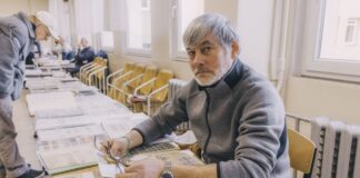 Виргиниюс увлекается коллекционированием марок с детства. На Слёт коллекционеров в Даугавпилс, который проходил 23 ноября, он приехал из Литвы. Фото: Евгений Ратков