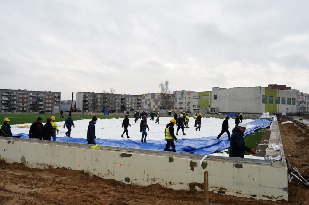 Установка купола на стадионе Даугавпилсской средней школы Дружеского призыва. 21 ноября 2025 года. Фото: Маргарита Вигуле / daugavpils.lv