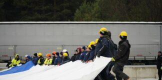 Установка купола на стадионе Даугавпилсской средней школы Дружеского призыва. Её планируют завершить в этом году. 21 ноября 2025 года. Фото: Маргарита Вигуле / daugavpils.lv