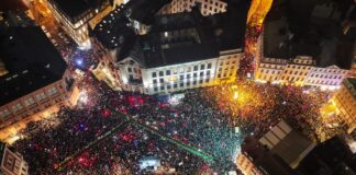 Протест против выхода Латвии из Стамбульской конвенции, на котором собралось около 10 тысяч человек. Рига, Домская площадь. 6 ноября 2025 года. Фото: Valsts policija