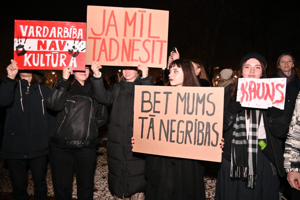 Акция протеста против выхода Латвии из Стамбульской конвенции в Лиепае. 6 ноября 2025 года. Фото: Egons Zīverts / liepajniekiem.lv