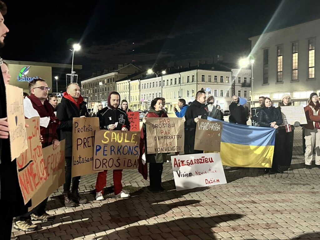 Протест против выхода Латвии из Стамбульской конвенции. Даугавпилс, площадь Единства. 6 ноября 2025 года. Фото: Chayka.lv