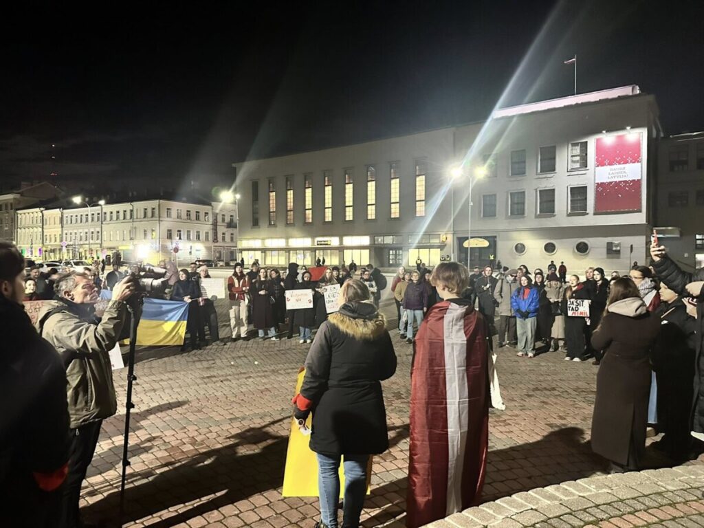 Протест против выхода Латвии из Стамбульской конвенции. Даугавпилс, площадь Единства. 6 ноября 2025 года. Фото: Chayka.lv