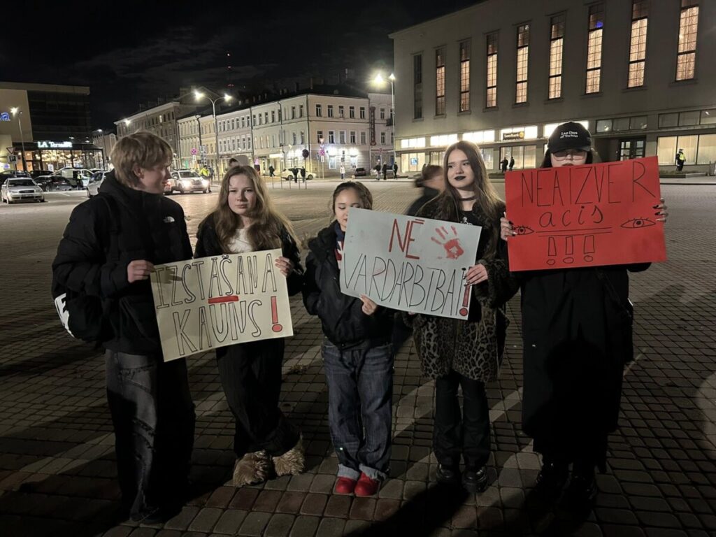 Протест против выхода Латвии из Стамбульской конвенции. Даугавпилс, площадь Единства. 6 ноября 2025 года. Фото: Chayka.lv