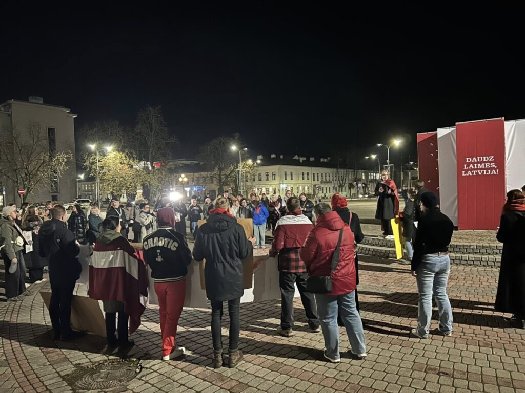 Протест против выхода Латвии из Стамбульской конвенции. Даугавпилс, площадь Единства. 6 ноября 2025 года. Фото: Chayka.lv