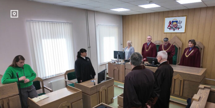Снимок экрана 2025-11-03 141741 Заседание Апелляционного суда Латгальского судебного округа. Оба обвиняемых слушали решение суда дистанционно из тюрьмы. 31 октября 2025 года. Скриншот из сюжета Латвийского телевидения