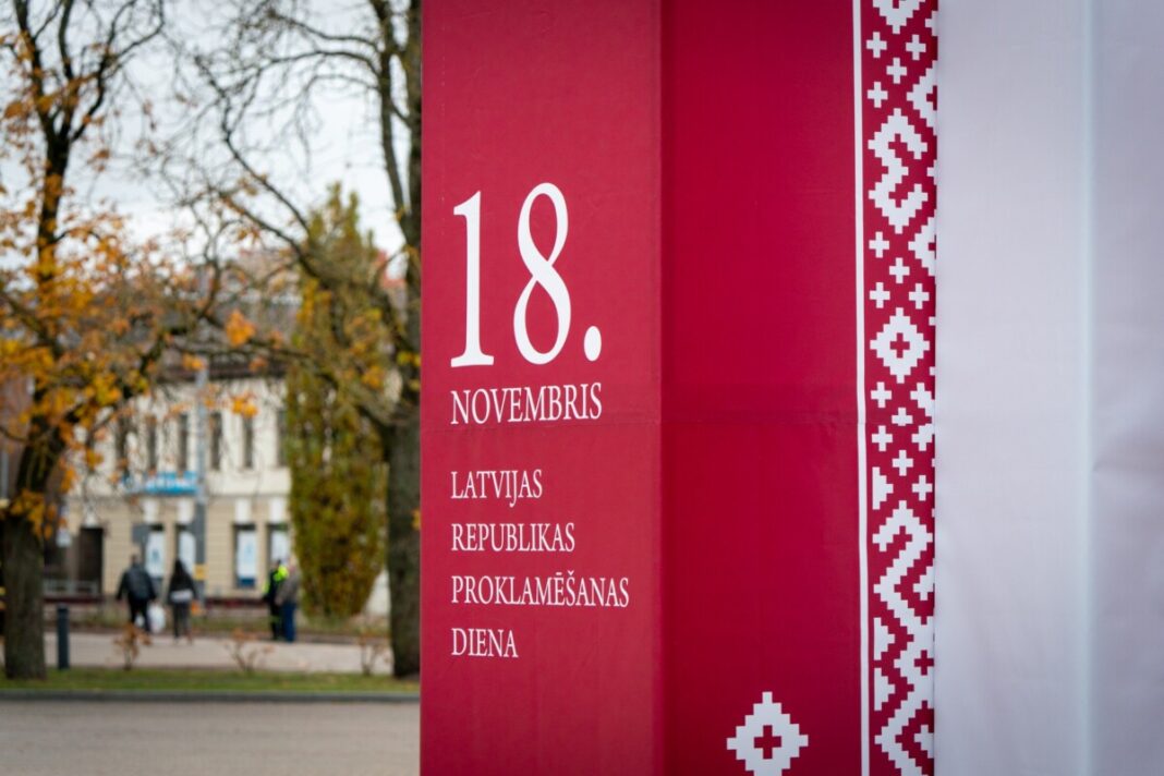 Празднично украшенная площади Единства в Даугвпилсе. Фото: daugavpils.lv