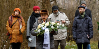 Шелли Сандерс (слева, в оранжевой куртке) на памятном мероприятии, посвящённом 84-й годовщине массовых убийств евреев в Румбуле. Румбульский лес, 30 ноября 2025 года. Фото: Марат Гришин