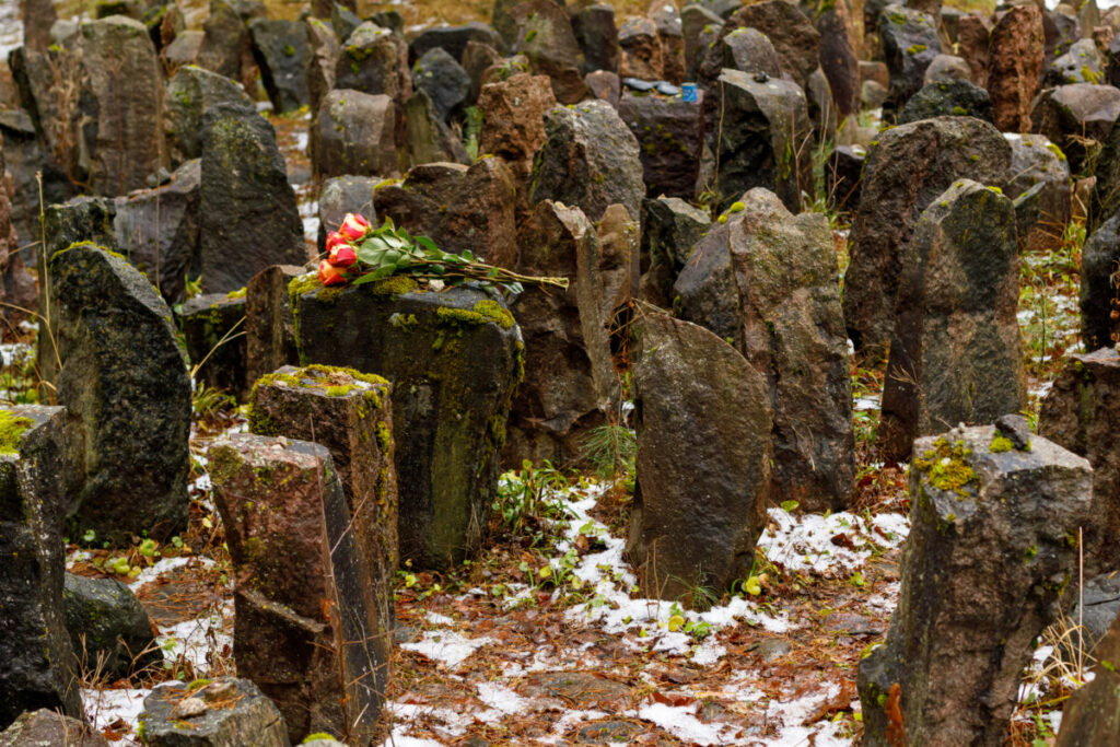 Памятное мероприятие, посвящённое 84-й годовщине массовых убийств евреев в Румбуле. Румбульский лес, 30 ноября 2025 года. Фото: Марат Гришин