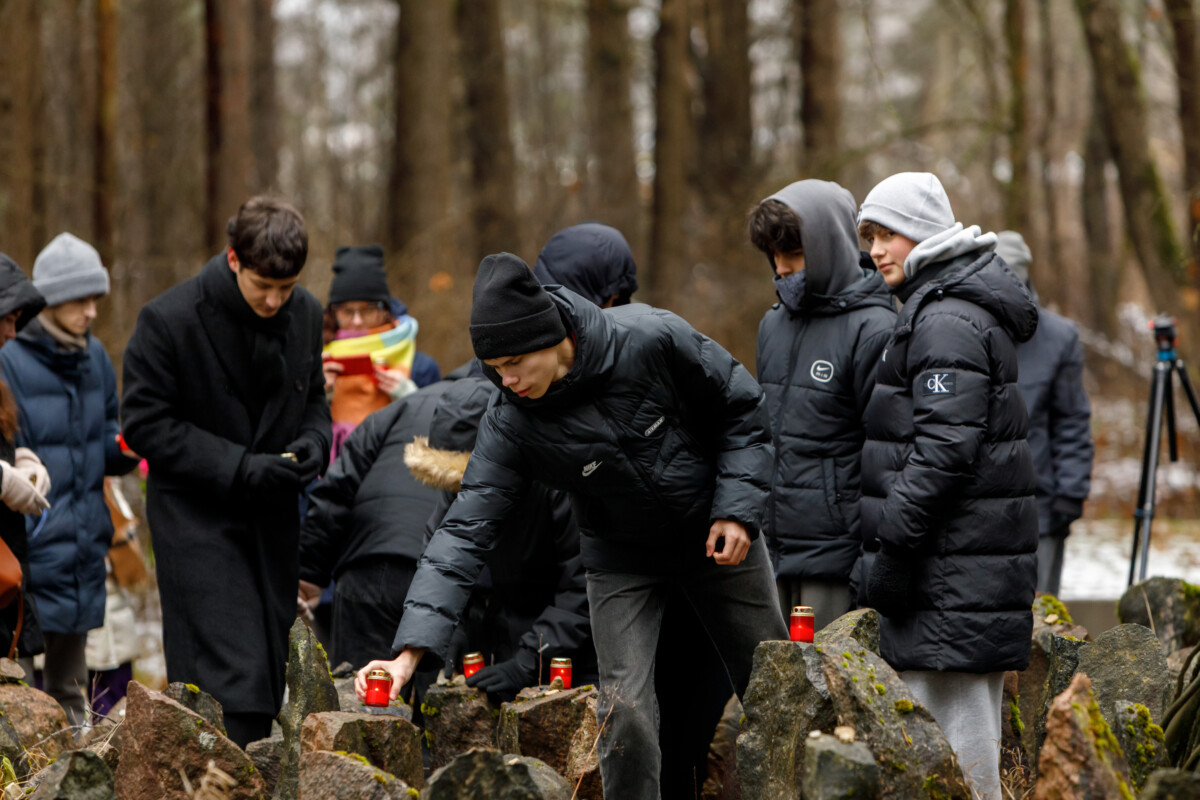 Памятное мероприятие, посвящённое 84-й годовщине массовых убийств евреев в Румбуле. Румбульский лес, 30 ноября 2025 года. Фото: Марат Гришин