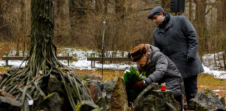 Бикерниеки, Румбула, 4 июля: как в Латвии устроена память о Холокосте Памятное мероприятие, посвящённое 84-й годовщине массовых убийств евреев в Румбуле. Румбульский лес, 30 ноября 2025 года. Фото: Марат Гришин