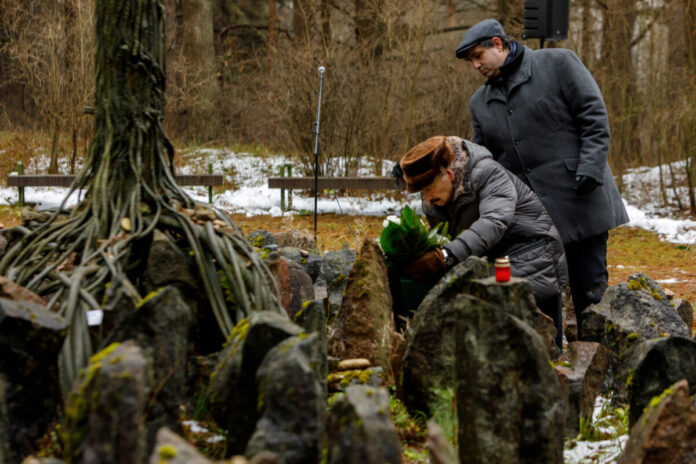 Памятное мероприятие, посвящённое 84-й годовщине массовых убийств евреев в Румбуле. Румбульский лес, 30 ноября 2025 года. Фото: Марат Гришин